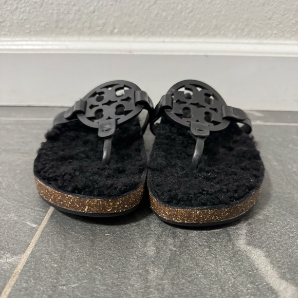 Tory‎ Burch Miller Cloud Shearling Medallion Thong Sandals Size 7 Black Casual - Picture 4 of 6